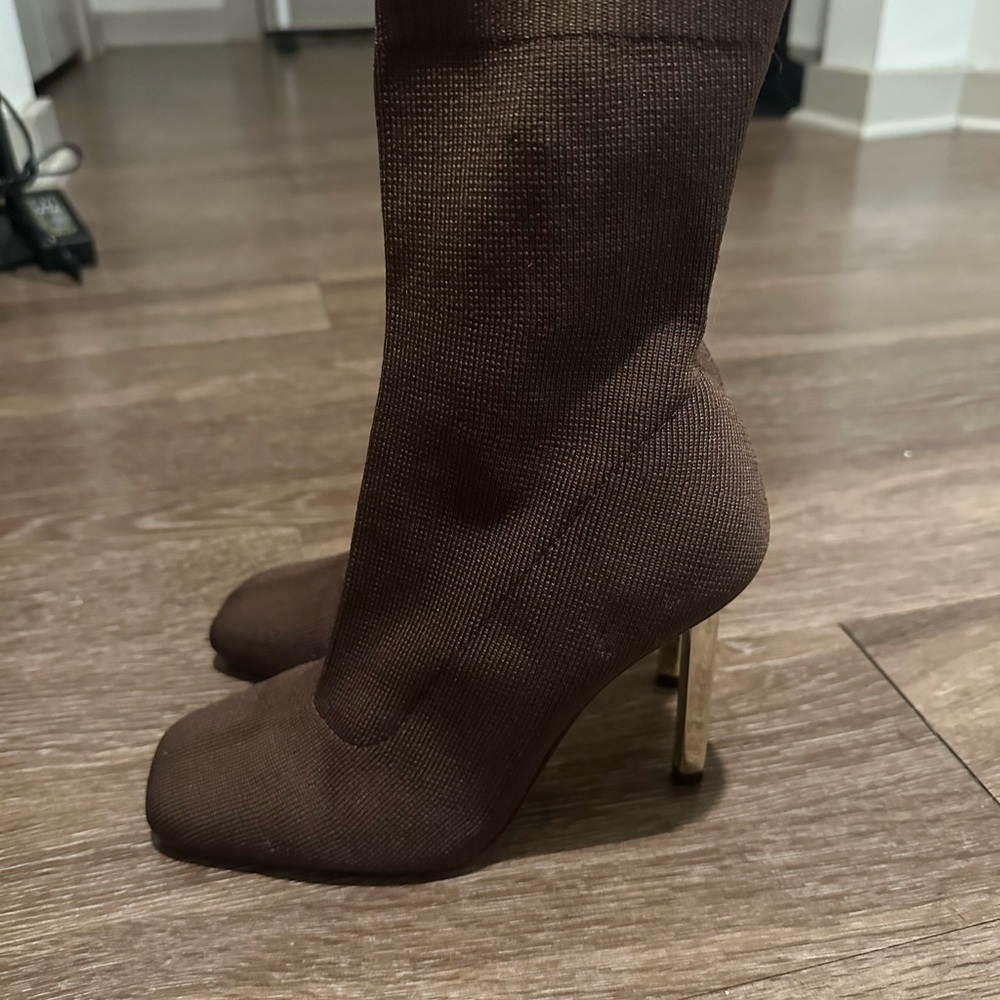 Brown booties w. Gold heel
